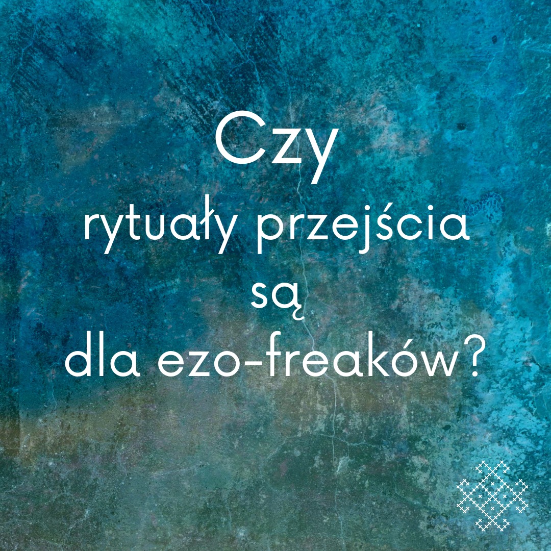 Niebieskie tło z napisem: "Czy rytuały przejścia są dla ezo-freaków?"